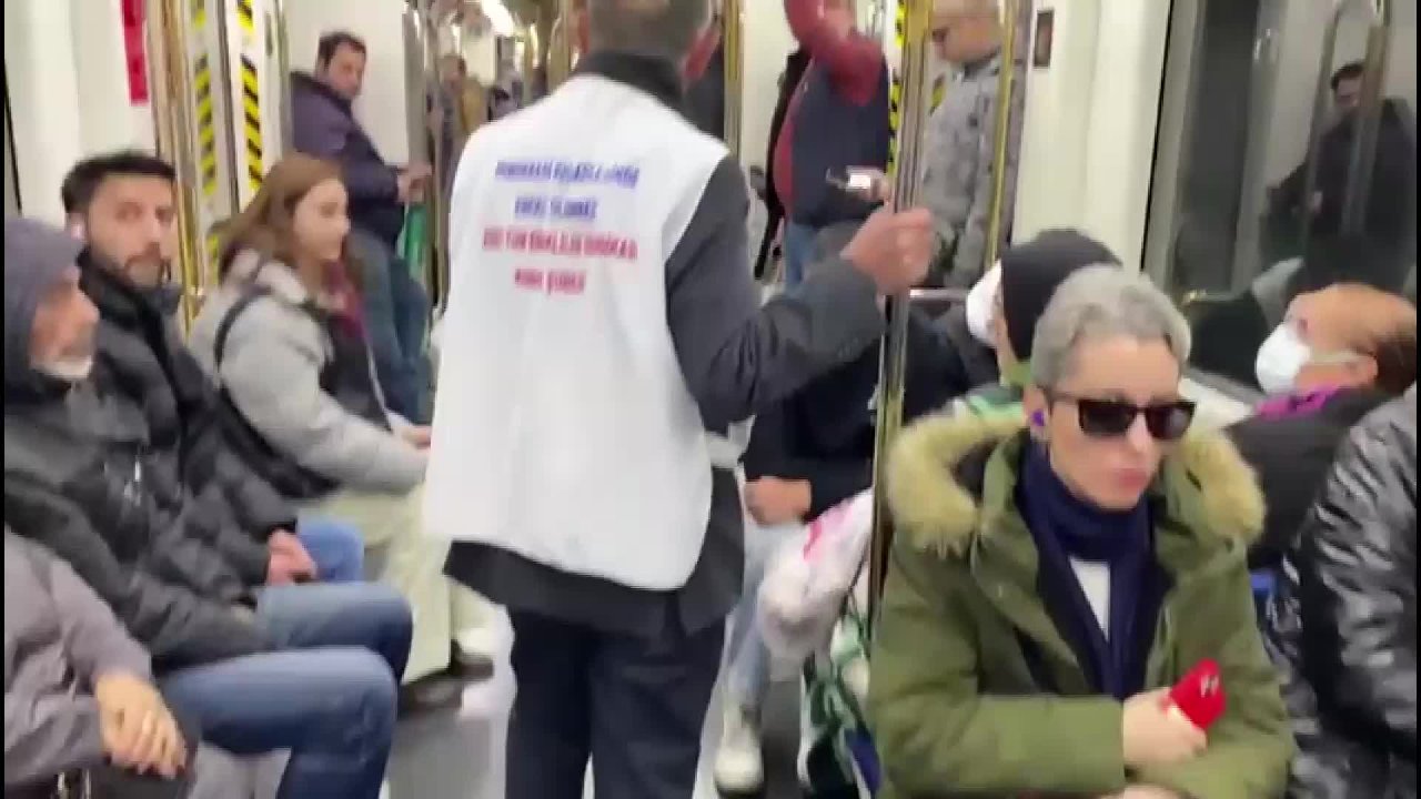 İzmir'de Emekliler, Maaş Zamlarını Metroda Bildiri Dağıtarak Protesto Etti: Yumurtayı, Peyniri, Zeytini, Eti Unuttuk
