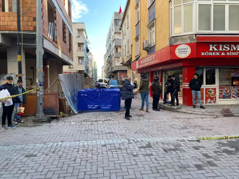 Zeytinburnu'nda ev arkadaşının başını baltayla kesip balkondan attı
