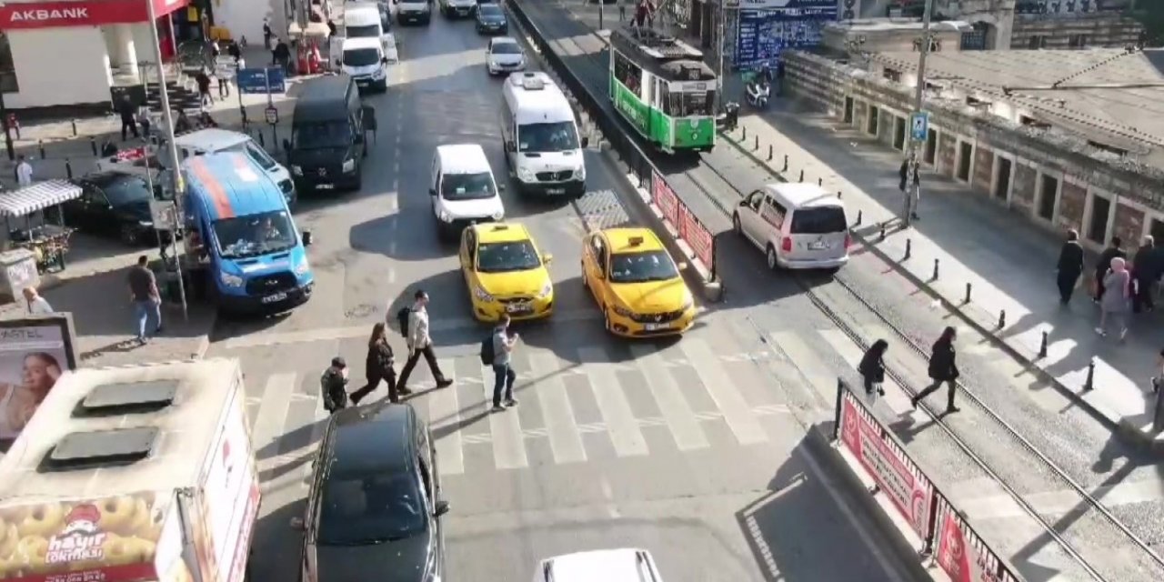 Kadıköy'de Trafik Işıklarına Uymayan Yayalara Para Cezası