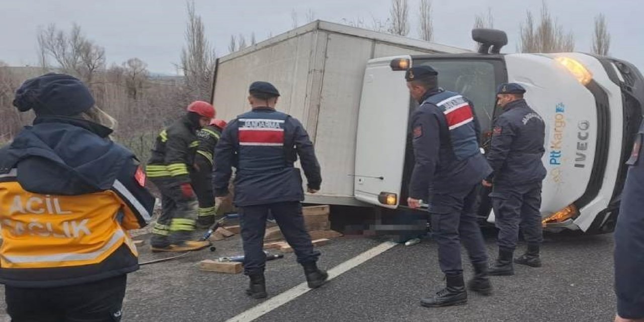 PTT'nin Kargo Aracı Devrildi: Ölü ve Yaralılar Var!