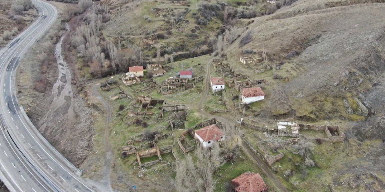 Koca Köy Cin Söylentisi Nedeniyle Boşaldı! 'Cinli Köy'de Sadece Bir Aile Kaldı
