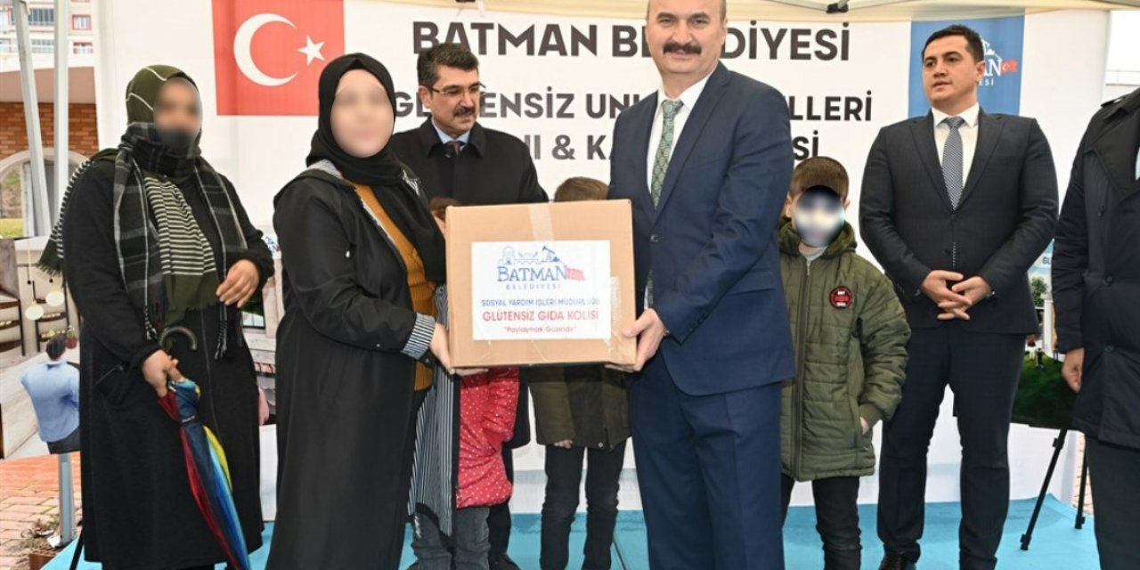 1 Koli 10 Poz: AKP'li Vekil Yardım Kolisiyle Şov Yaptı