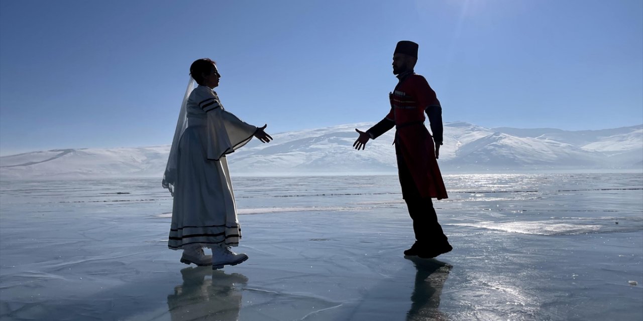 Çıldır Gölü'nde Buz Üzerinde Kafkas Dansı Ve Halay Şöleni