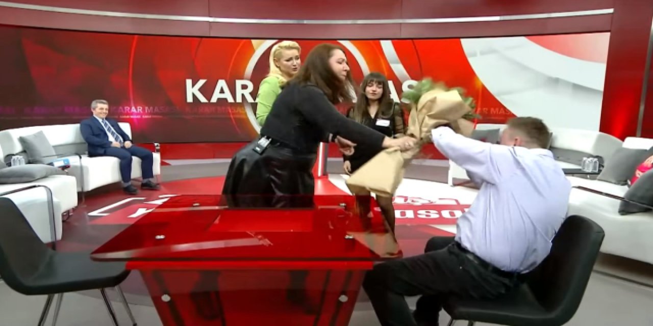 Karısı ve Sevgilisine 1 Alana 1 Bedavadan Aynı Yüzüğü Aldı: Canlı Yayında Kafasında Çiçeği Parçaladılar
