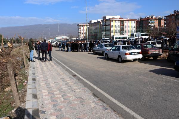 İş başvuru kuyruğu yola taştı