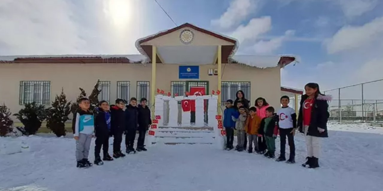 Kardan Anıtkabir Yapıp İstiklal Marşı'nı Okudular