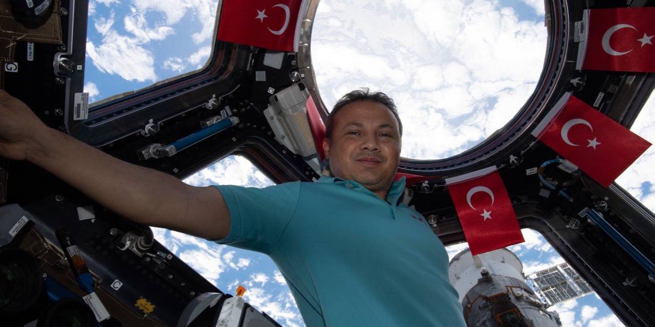 Türkiye'nin ilk astronotu Alper Gezeravcı Uzaydan Çektiği Dünya Fotoğrafını Paylaştı