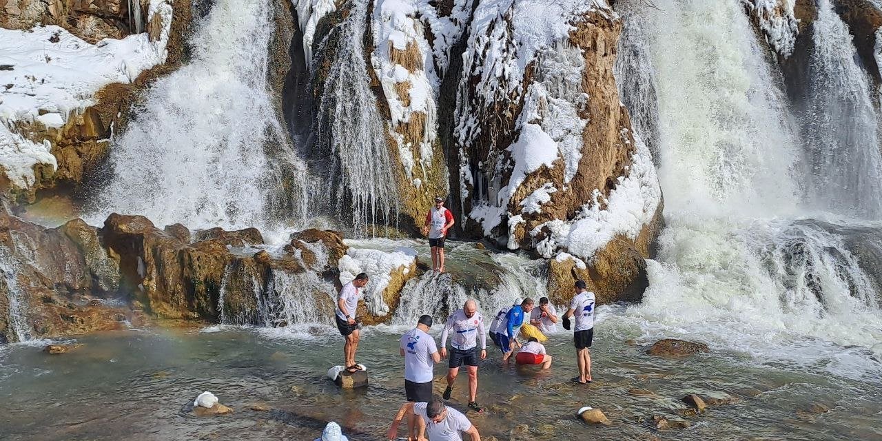 Turizm İçin Buz Gibi Suya Girdiler