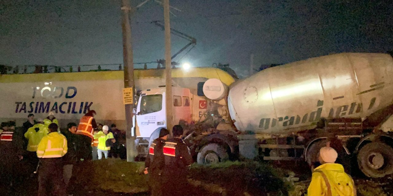 Yolcu Treni Beton Mikserine Çarptı!