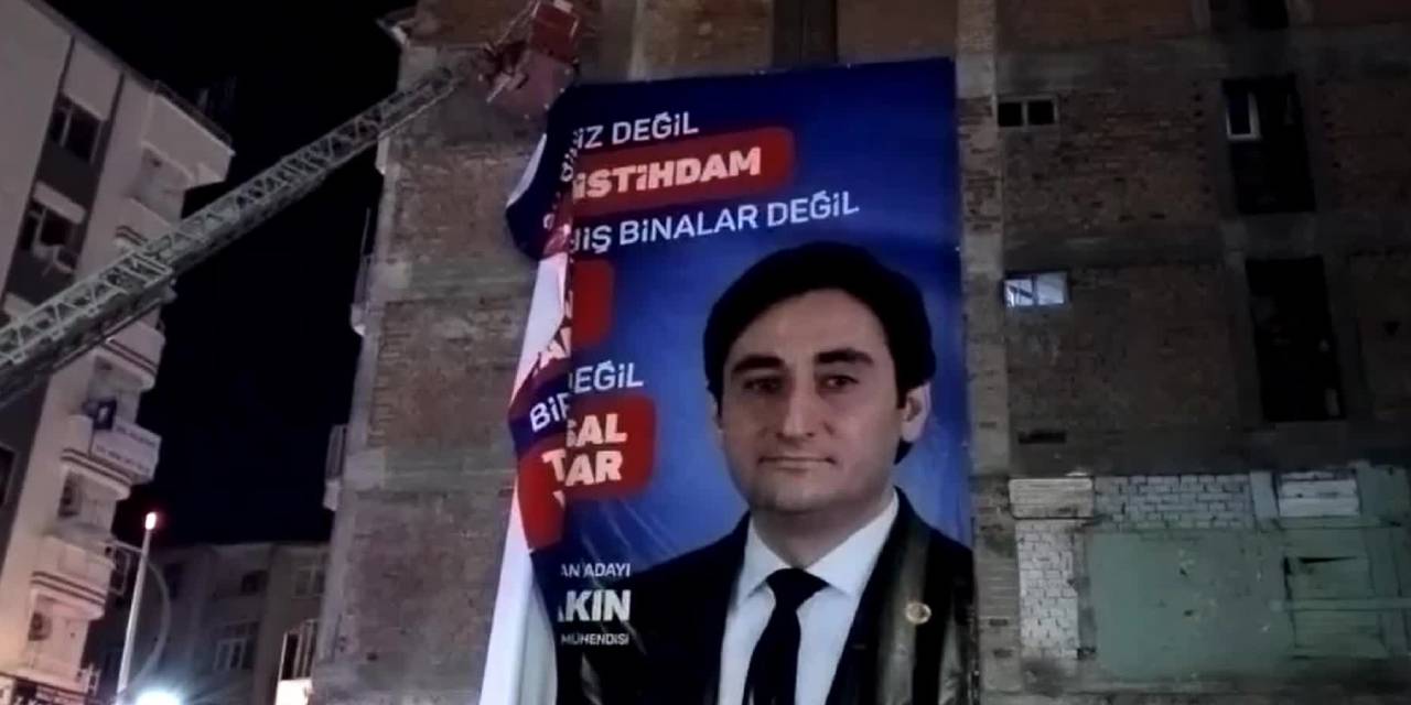 AKP'li Belediye Saadet Partili Adayın Pankartlarını İndirdi
