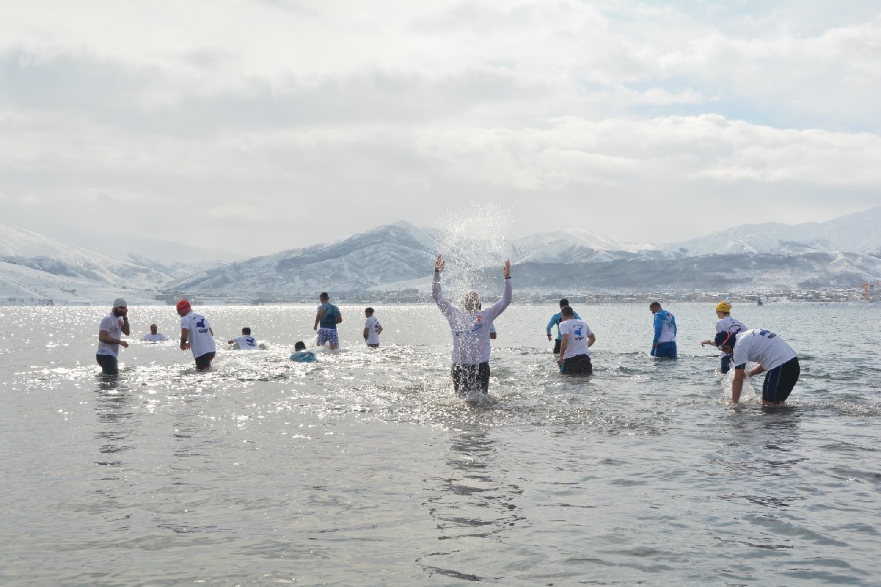 Bitlis'te "Kış Yüzme Şenliği" Düzenlendi: Soğuğa Aldırış Etmeden Van Gölü'nde Böyle Yüzdüler