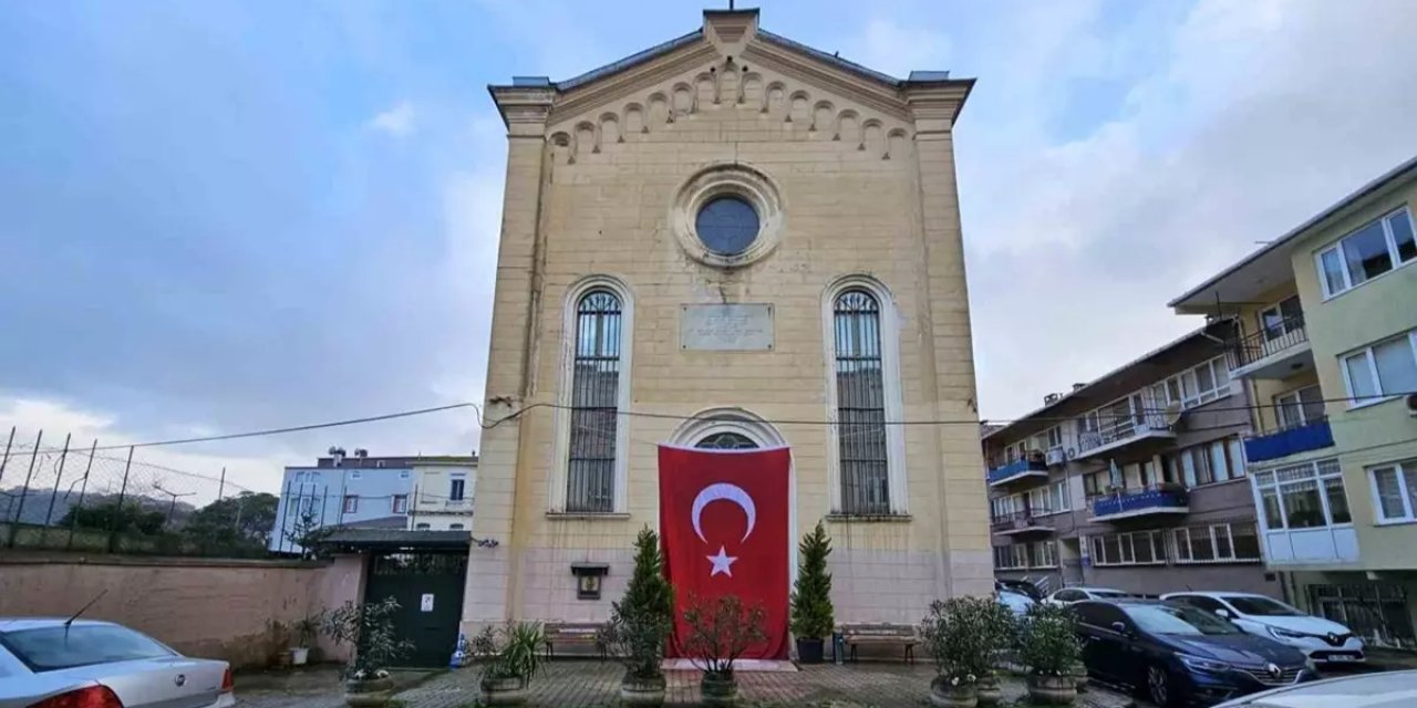 Silahlı Saldırı Düzenlenen Kiliseye Türk Bayrağı Asıldı