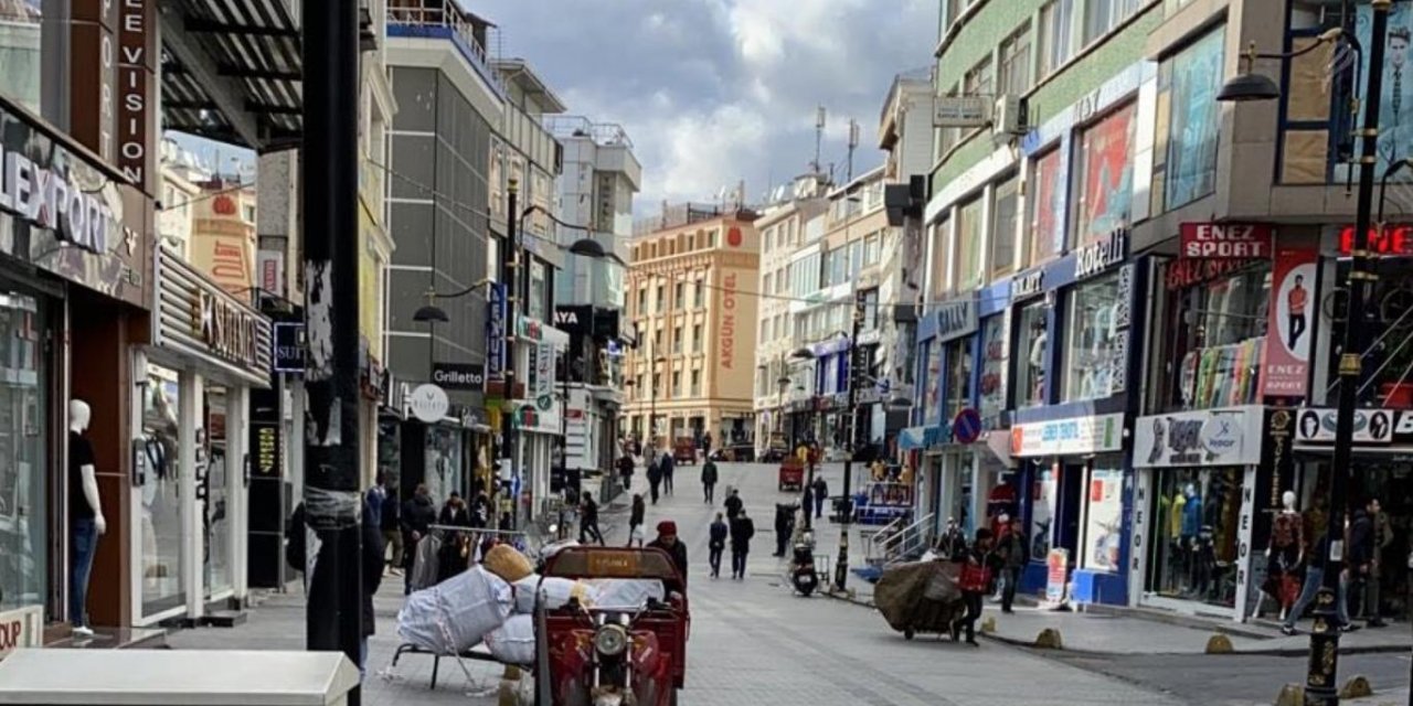 İstanbul'un Merkezine Savaş Darbesi: Dükkanlar Kapanmaya Başladı