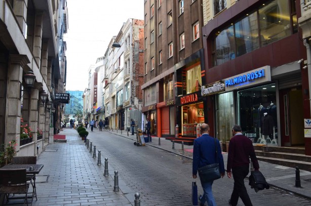Esnaf kara kara düşünüyor! İstanbul merkezinden çok kötü haber! Dükkanlar birer birer kapanmaya başladı.