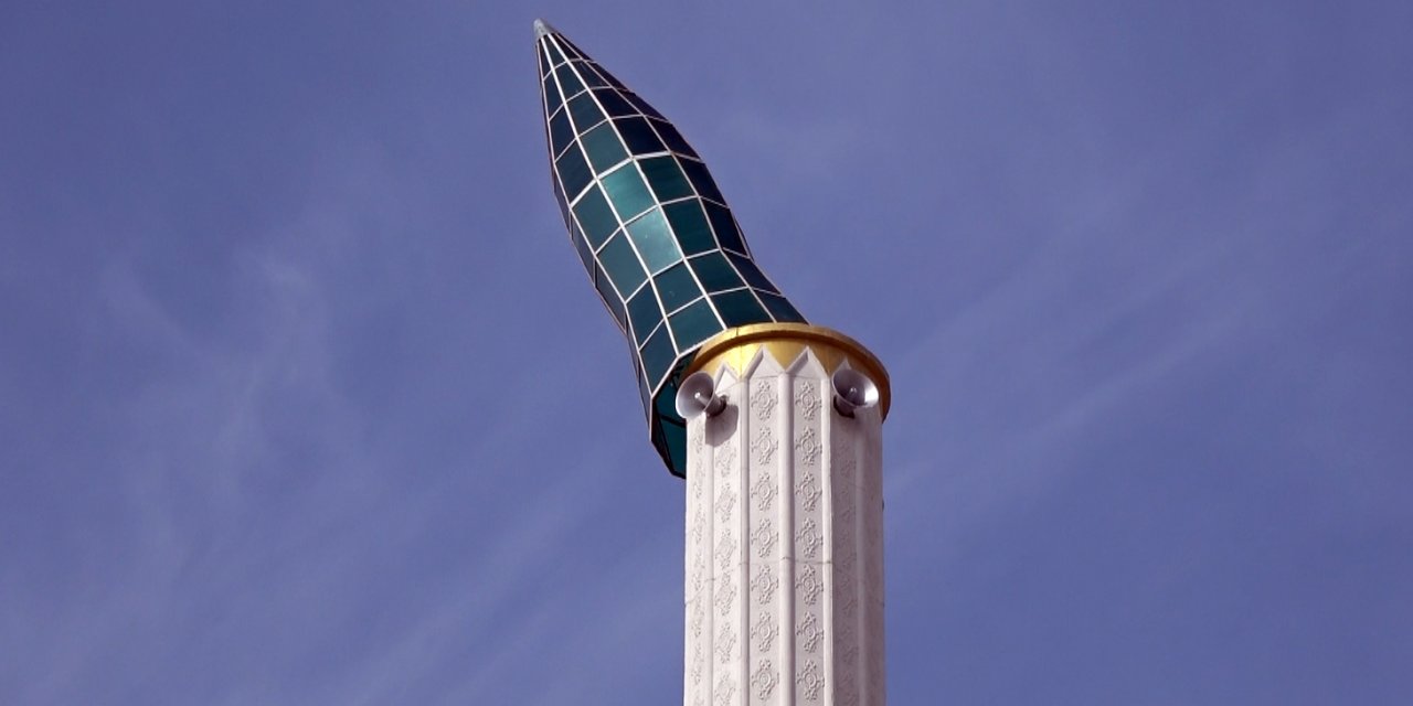 49 Kilometreyle Esen Rüzgar Minarenin Külahını Söktü