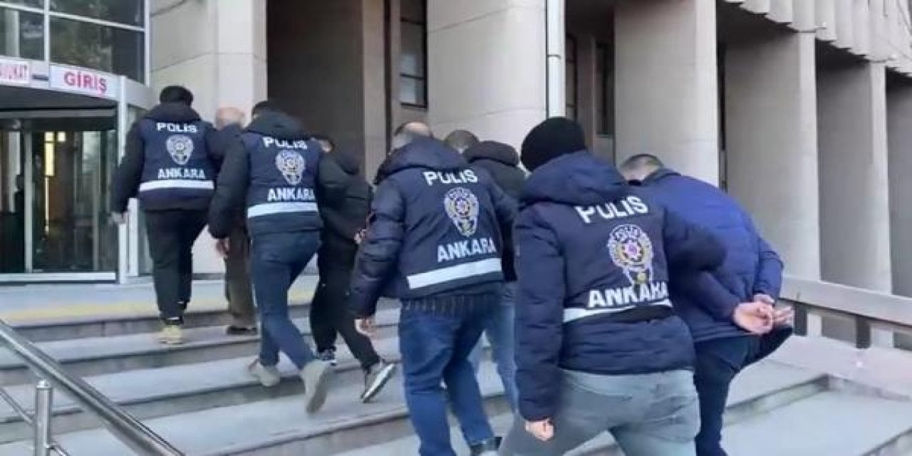 Ankara'dan Araba Çalan Hırsızlar İzmir'de Yakalandı