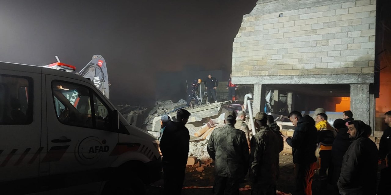 Şanlıurfa'da Deprem Hasarlı Ev Çöktü:2 Ölü 8 Yaralı!