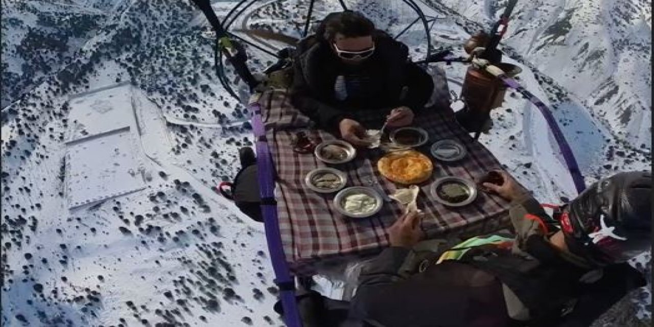 İki Paraşütçü Gökyüzünde Kahvaltı Masası Kurdu