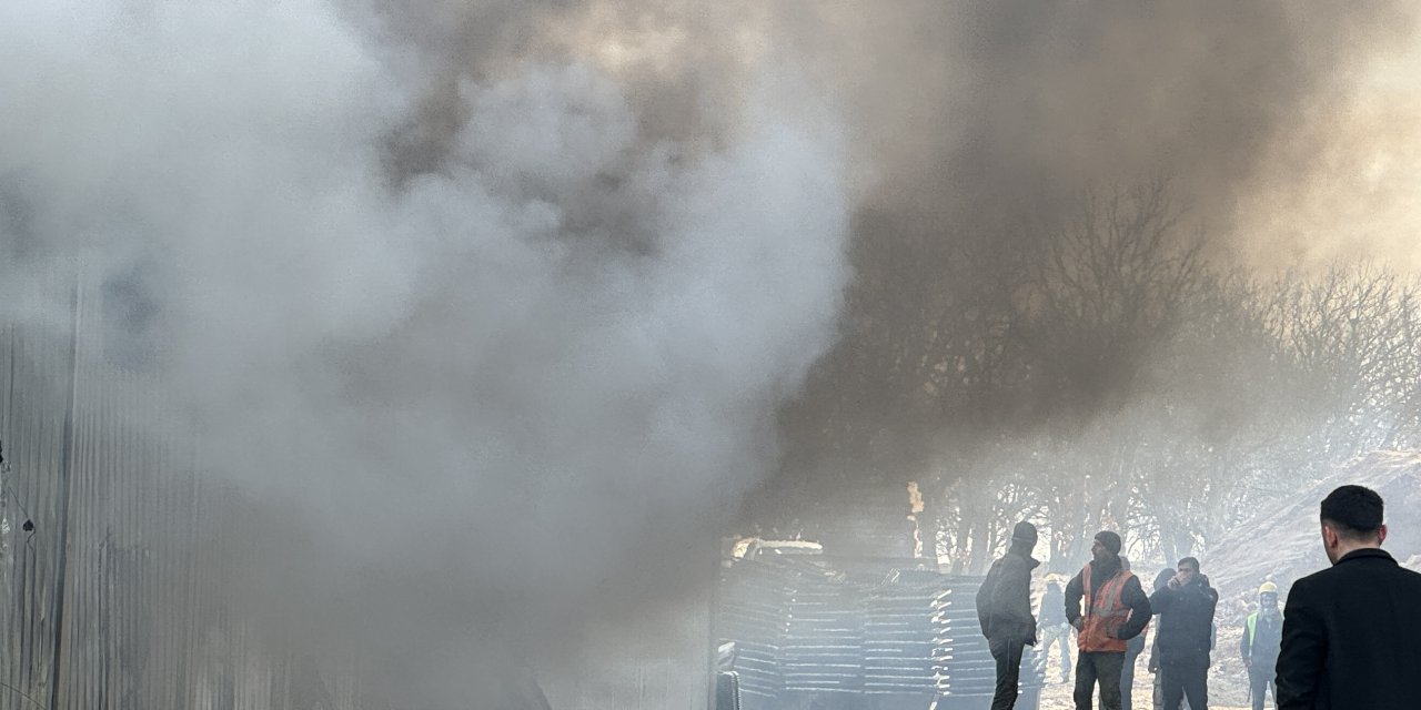 Maltepe'de yangın: Geri dönüşüm tesisi alevlere teslim oldu!