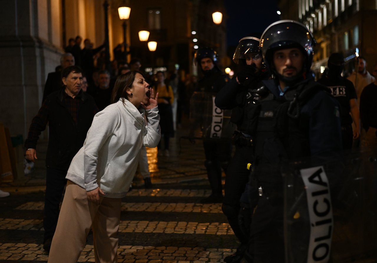 Portekiz Sokaklara Döküldü