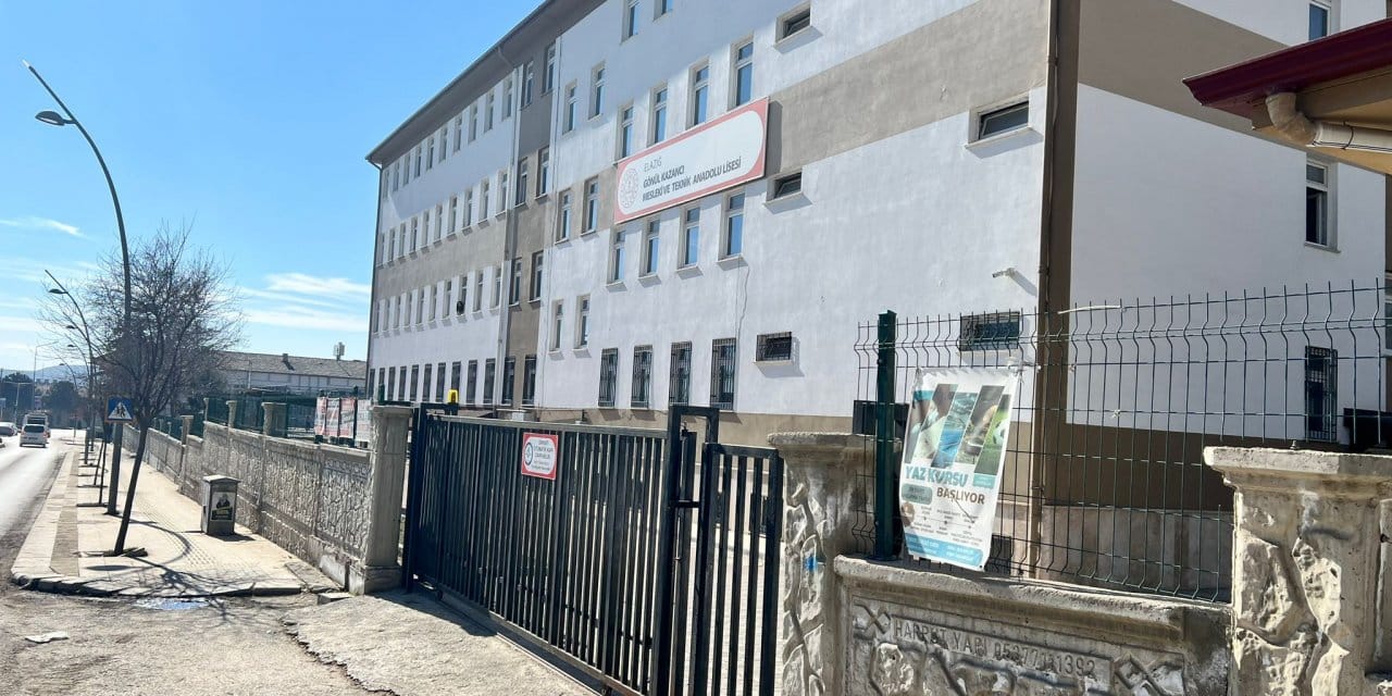 Lise Öğrencileri Bıçakla Birbirlerine Girdi