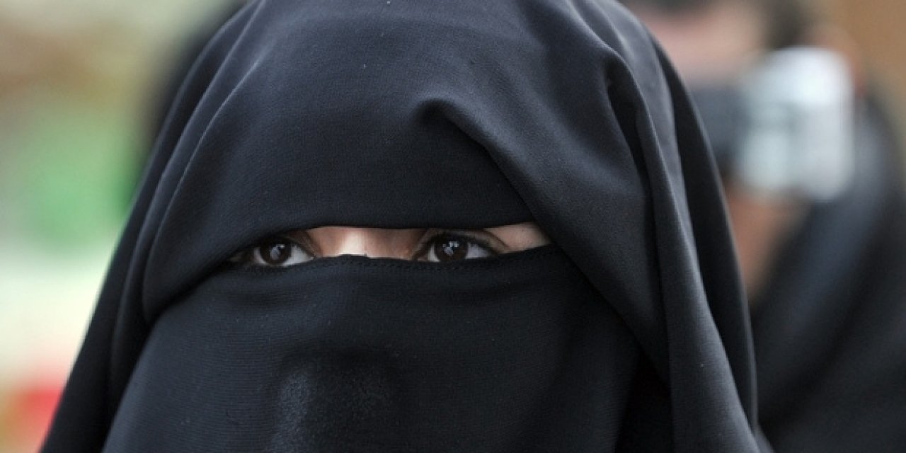 Suudi Arabistan Kızların Okullarda Çarşaf Giymesini Yasakladı