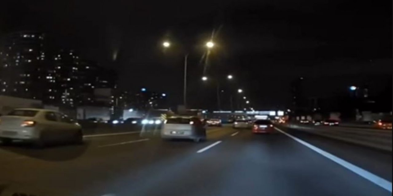 Kadıköy'de Makas Atarak İlerleyen Sürücü Kameraya Yakalandı