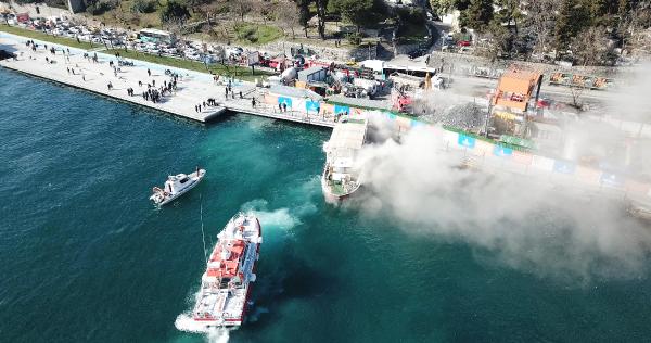 Sarıyer'de içinde turistlerin de olduğu teknede yangın