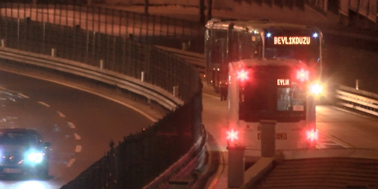 Metrobüsün Çarptığı Metrobüs Şoförü Hayatını Kaybetti