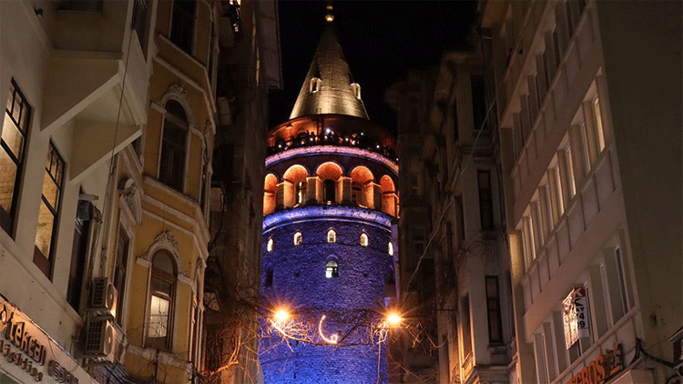 İstanbul'un simgeleri mavi ve turuncuya büründü!