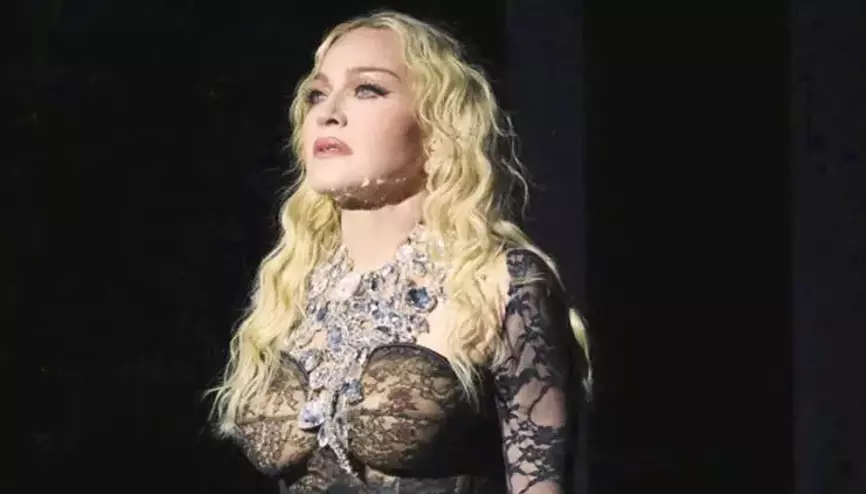 Dünyaca Ünlü Şarkıcı Madonna Cesur Pozlarını Paylaştı... Yer Yerinden Oynadı!