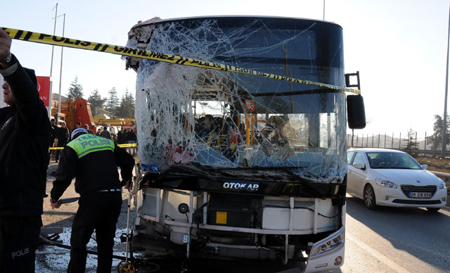 Eskişehir'de halk otobüsü TIR'a çarptı: Ölü ve yaralılar var