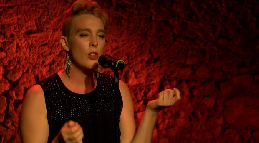 Ünlü Fransız şarkıcı sahnede hayatını kaybetti!