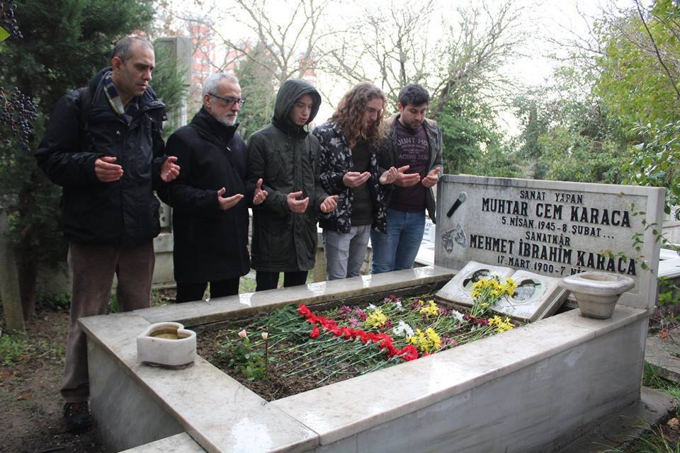 Cem Karaca'nın Mezarına Hayranları Çiçek Bıraktı