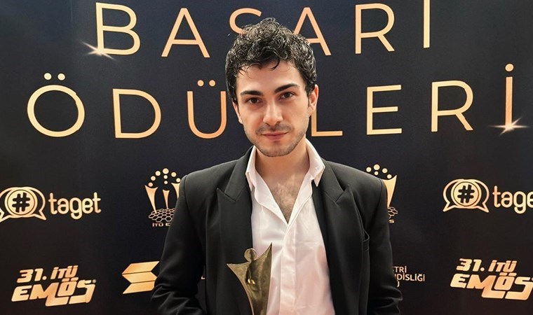 Kızılcık Şerbeti'nin Yıldız Oyuncusu Rahimcan Kapkap Ödülünü Vefat Eden Babasına Armağan Etti...