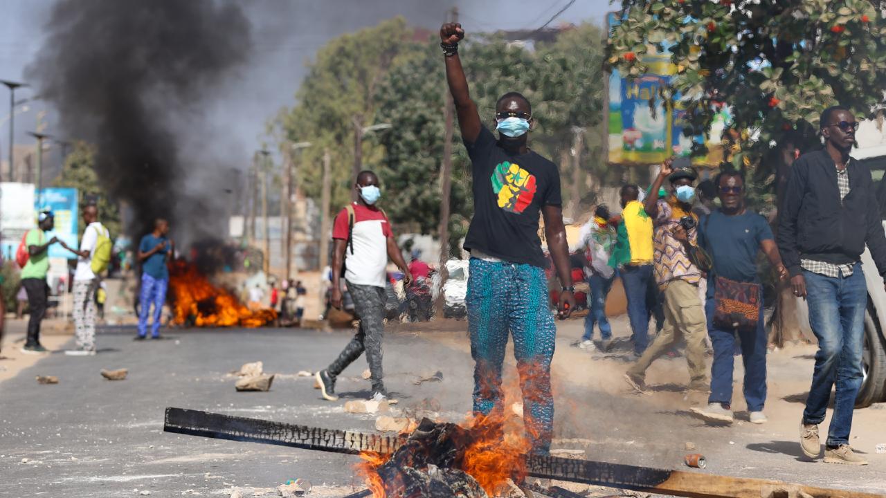 Senegal Seçimlerinin Ertelendi: Bir Öğrenci Hayatını Kaybetti