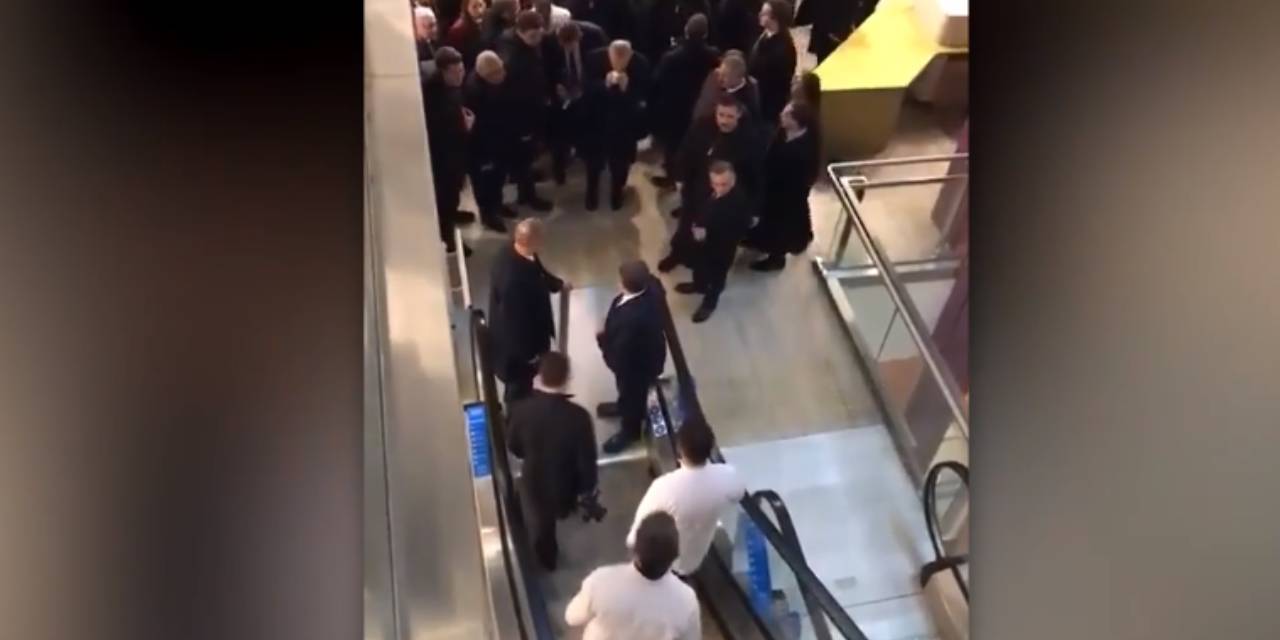Cumhurbaşkanı Erdoğan yürüyen merdivene binmeden önce bir anda durunca...