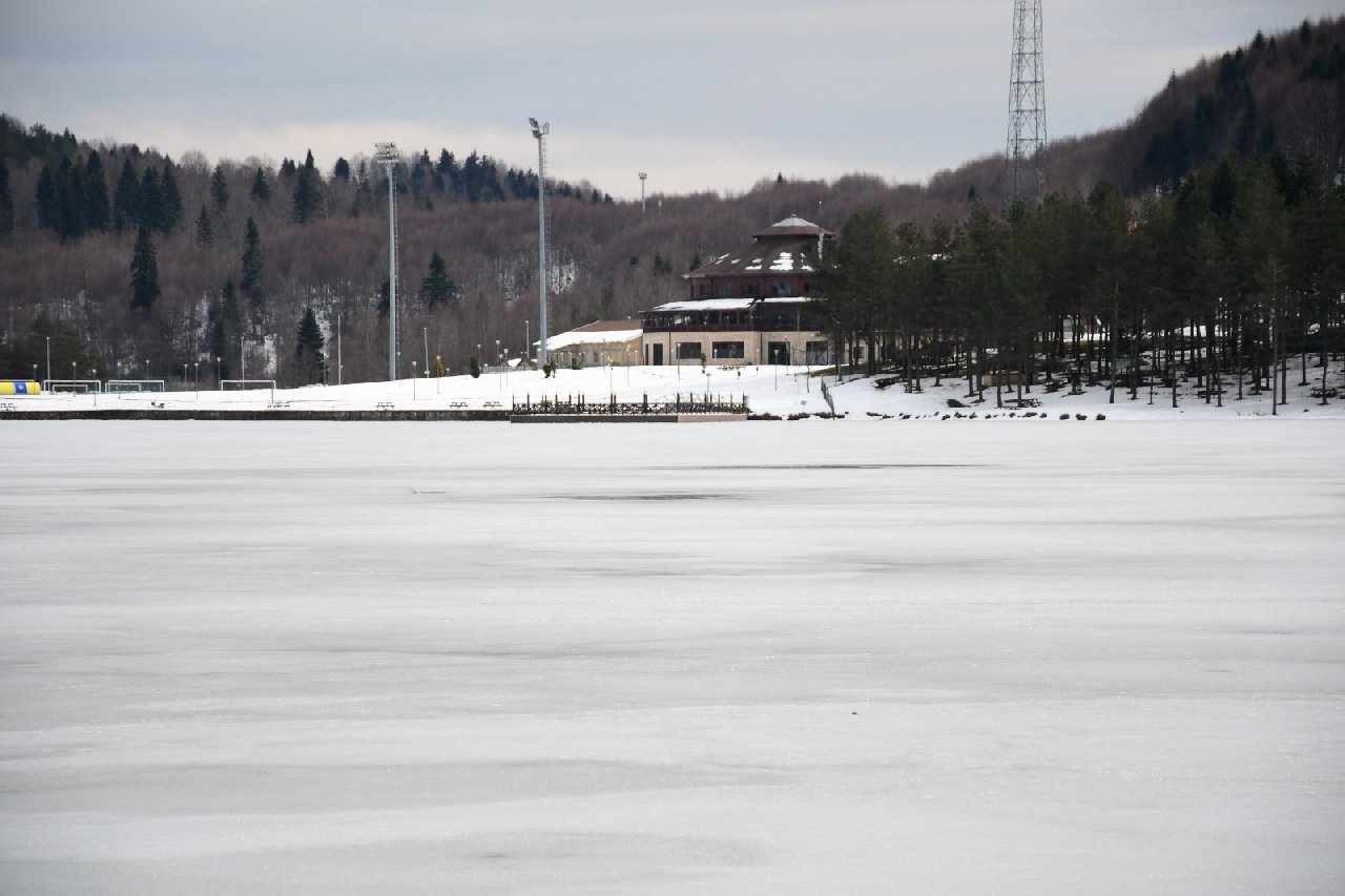 Topuk Yaylası'ndaki Göletin Yüzeyi Dondu