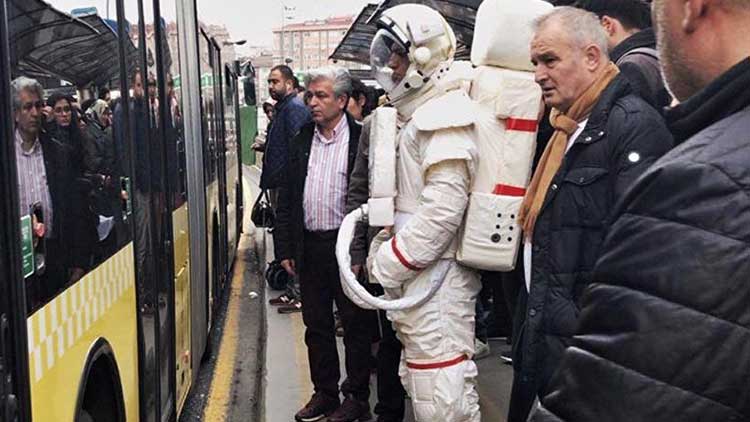 Metrobüsteki  ‘astronot’ görenleri hayrete düşürdü
