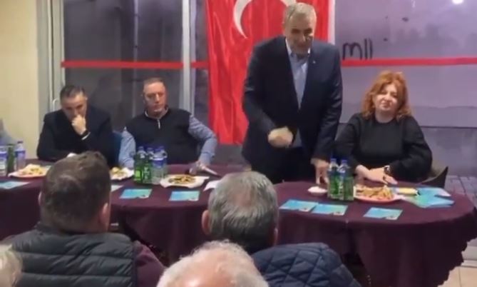 Bunu da Gördük! AKP'li Başkan Adayı, Vatandaşa El Hareketi Çekti