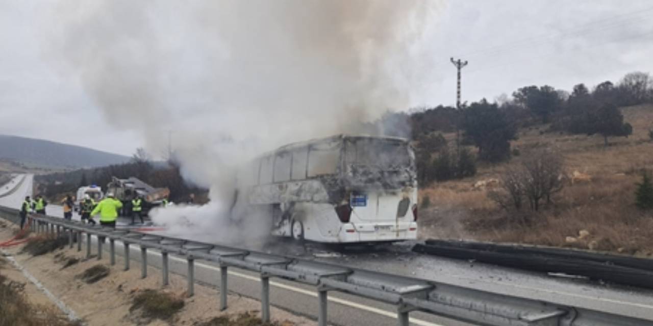 Yolcu Otobüsü Kamyona Çarpıp Alev Aldı: Ölü ve Yaralılar Var