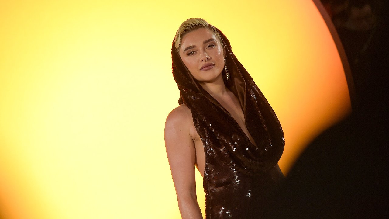 Florence Pugh Kıyafetini Kontrol Edemedi! Güzel Oyuncu Bu Sefer Yanlışlıkla Frikik Verdi