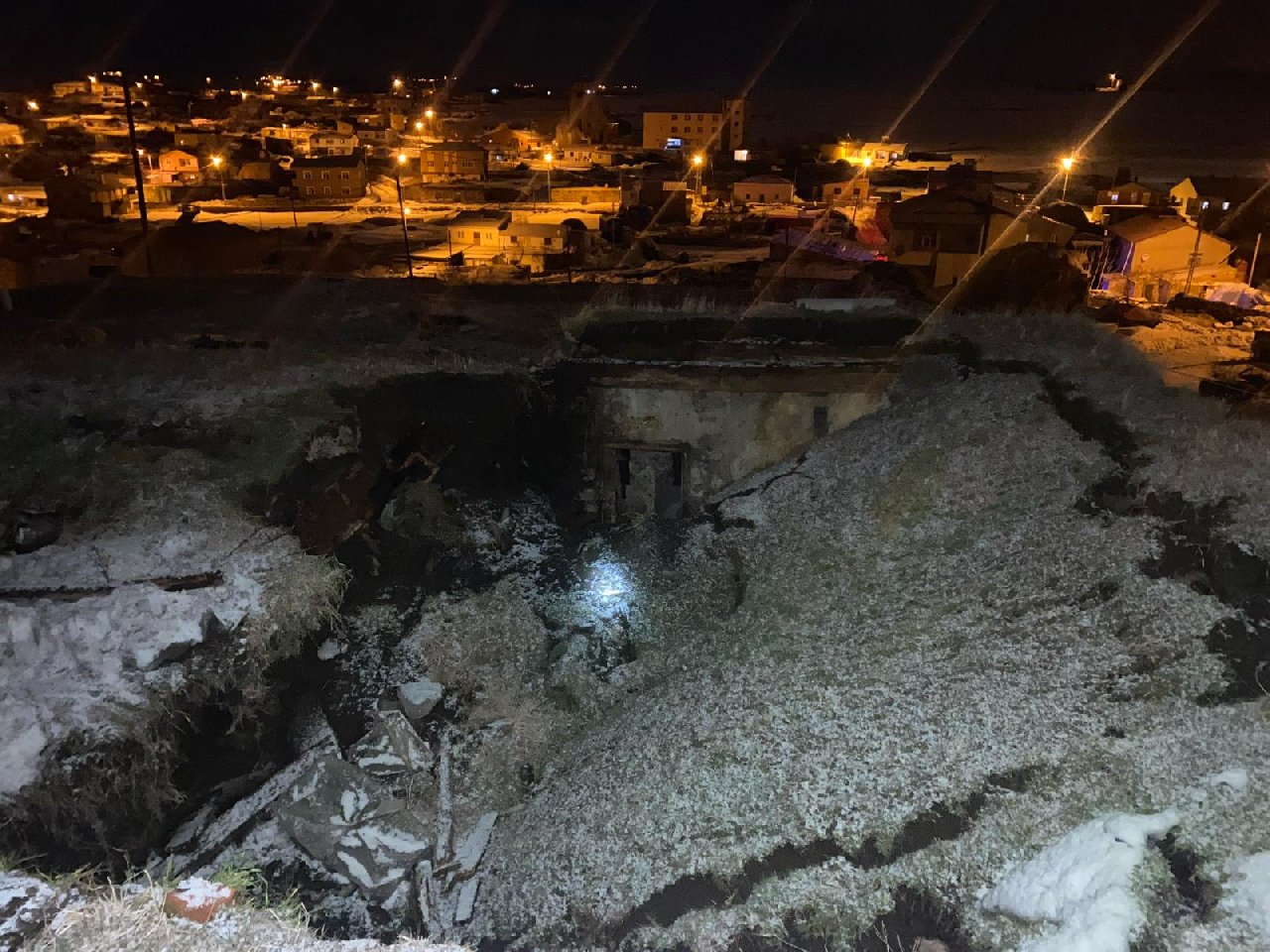Ardahan'da Kar Ahırı Çökertti, 2 Büyükbaş Hayvan Telef Oldu