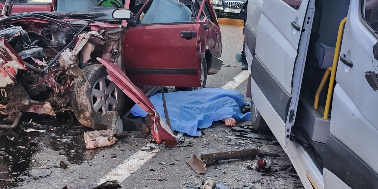 Minibüs ile Otomobil Kafa Kafaya Çarpıştı: 2 Ölü