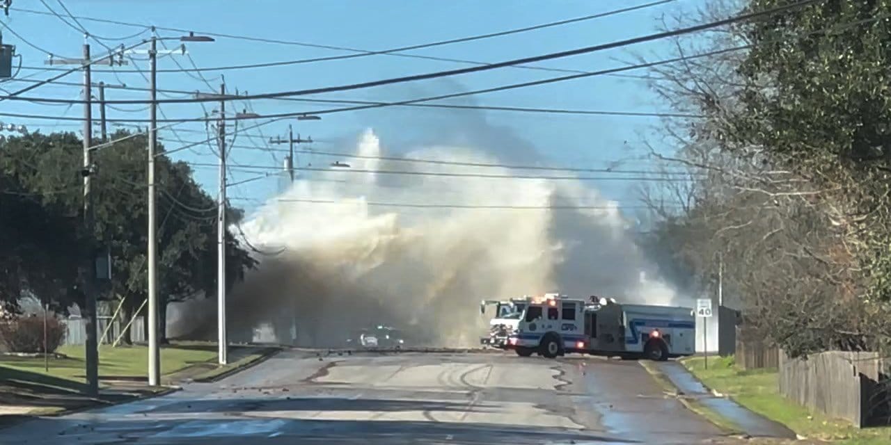 Dev Su Sızıntısı Yolu Trafiğe Kapattı