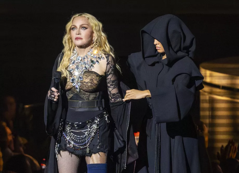 Sahne Performansı Esnasında Yere Düşen Madonna Resmen Ne Yaşanırsa Yaşansın 'Şov Devam Etmeli!' Dedi