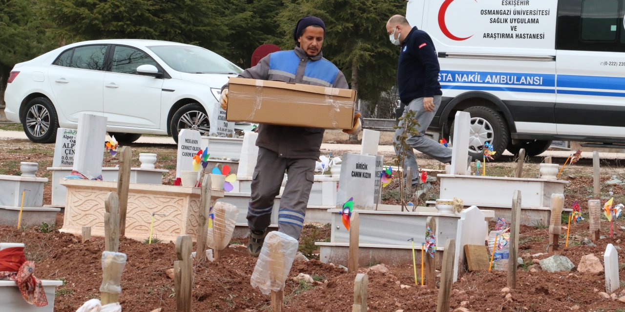 Eskişehir'de Çöpte Bulunan Bebek Kimsesizler Mezarlığına Defnedildi
