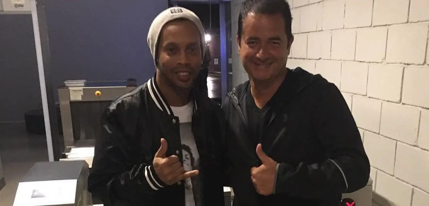 Acun Ilıcalı bombayı patlattı: Ronaldinho, Survivor All Star’a katılıyor