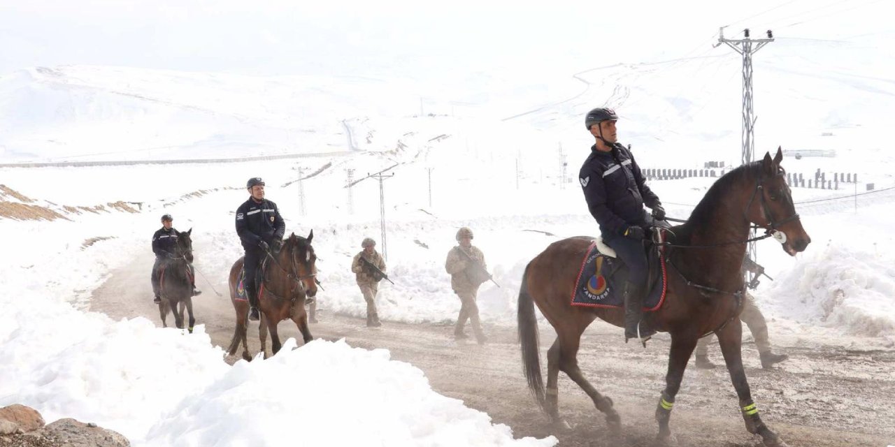 Jandarmanın Atlı Timleri, Sınırda Kaçakçı Nöbetinde
