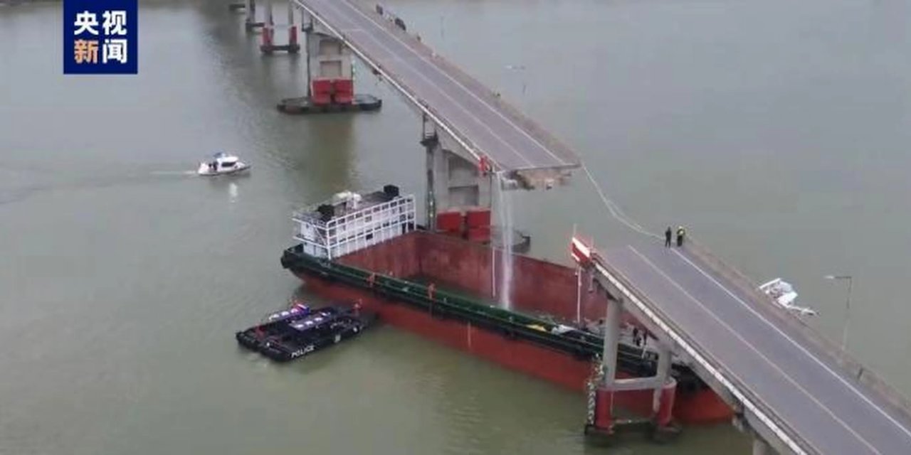 Konteyner Gemisi Köprüye Çarptı: Araçlar Denize Düştü, Ölü Ve Kayıplar Var